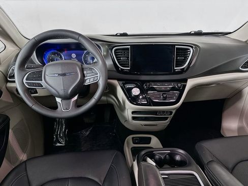 Certified 2024 Chrysler Pacifica Touring-L image 32