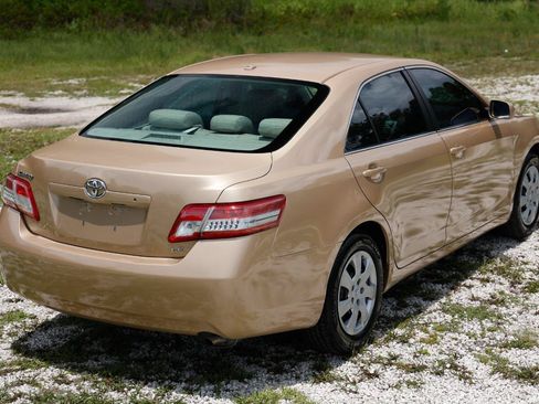 Used 2010 Toyota Camry LE FWD image 11