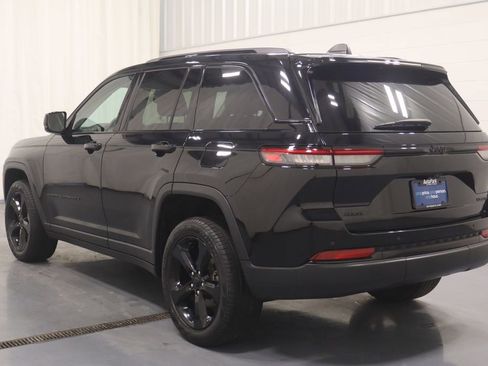 Used 2023 Jeep Grand Cherokee Limited w/ Black Appearance Package image 7