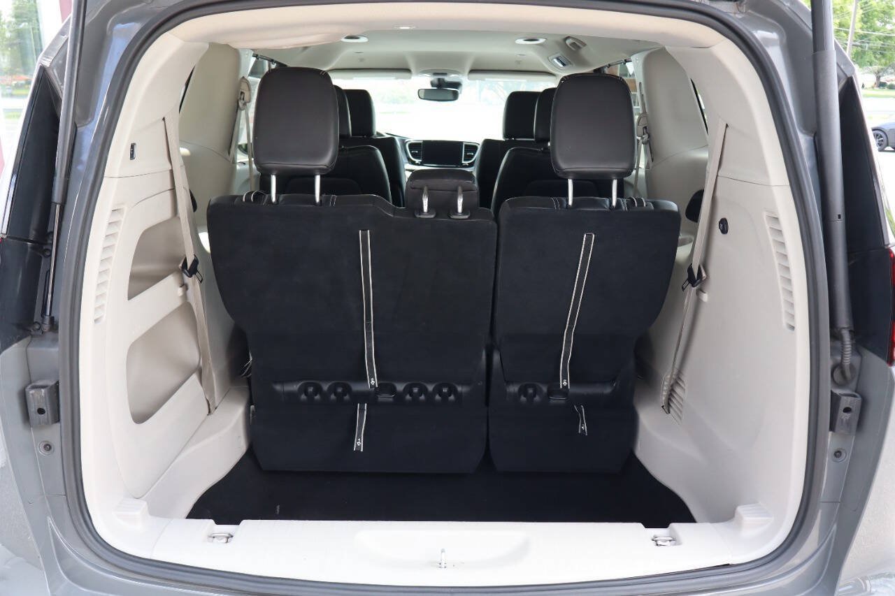 Used 2023 Chrysler Pacifica Touring-L FWD image 4