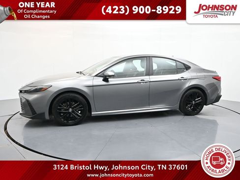 Used 2025 Toyota Camry SE image 1