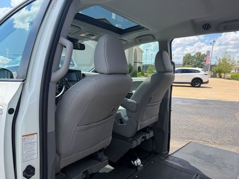 Used 2020 Toyota Sienna XLE w/ XLE Navigation Package FWD image 14