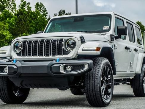 Used 2024 Jeep Wrangler Unlimited Sahara AWD/4WD image 9