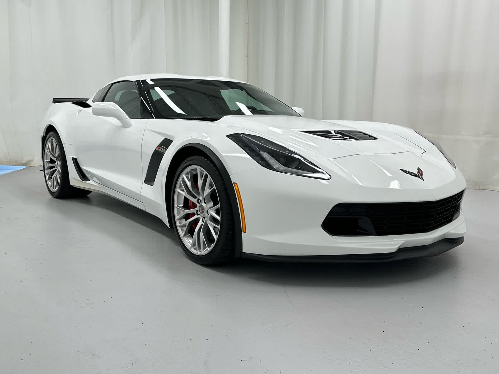 Used 2015 Chevrolet Corvette Z06 RWD image 2