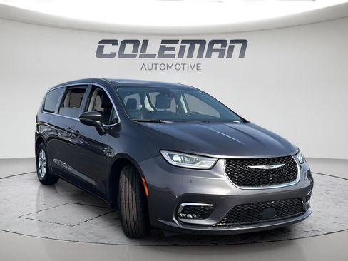 Used 2023 Chrysler Pacifica Touring-L image 7