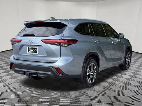Used 2022 Toyota Highlander XLE AWD/4WD image 6