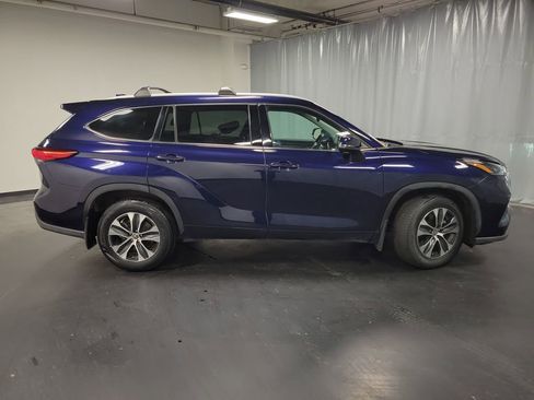 Used 2022 Toyota Highlander XLE image 9