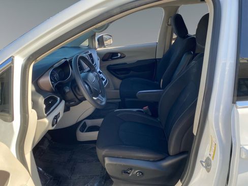 Used 2023 Chrysler Voyager LX image 9