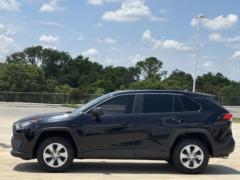 Used 2022 Toyota RAV4 LE FWD image 3