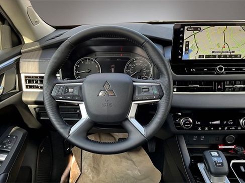 New 2025 Mitsubishi Outlander SE image 8