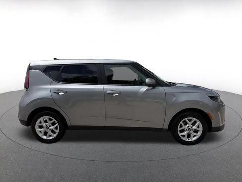 Used 2025 Kia Soul LX w/ LX Technology Package FWD image 16