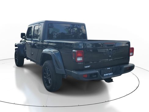 Used 2021 Jeep Gladiator Sport image 3