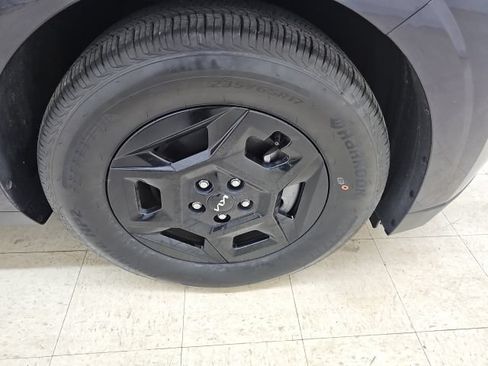 Used 2025 Kia Carnival FWD image 9