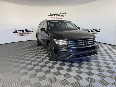 Used 2022 Volkswagen Tiguan SE w/ Panoramic Sunroof Package image 8