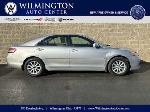 Used 2010 Toyota Camry SE image 1