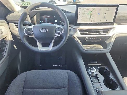 Used 2025 Ford Explorer Active image 4