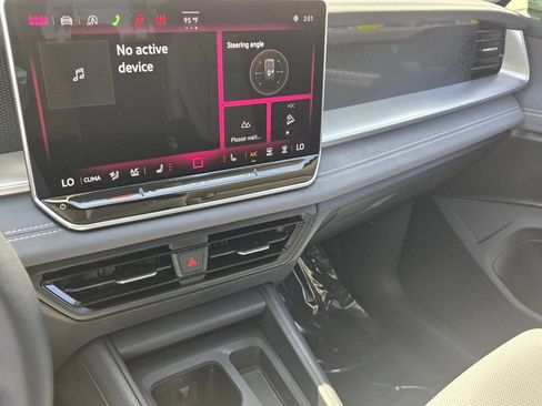 Certified 2025 Volkswagen Tiguan SE w/ Panoramic Sunroof Package AWD/4WD image 21