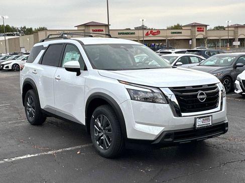 New 2025 Nissan Pathfinder SV image 3