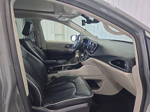 Used 2023 Chrysler Pacifica Limited image 27