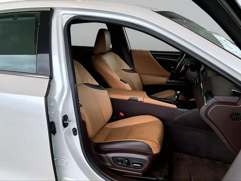 Used 2020 Lexus ES 300h Ultra Luxury w/ Accessory Package FWD image 8
