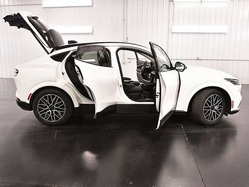 Used 2025 Ford Mustang Mach-E Premium AWD/4WD image 31