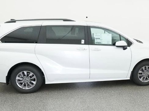 New 2026 Toyota Sienna XLE FWD image 5