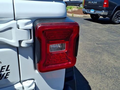 Used 2024 Jeep Wrangler Unlimited AWD/4WD image 15