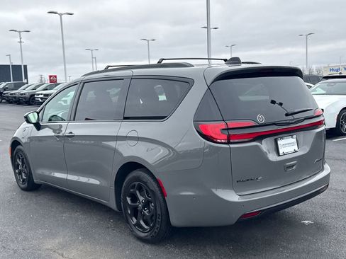 Used 2025 Chrysler Pacifica Premium image 5