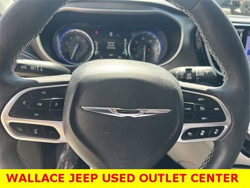 Certified 2023 Chrysler Pacifica Touring-L image 19