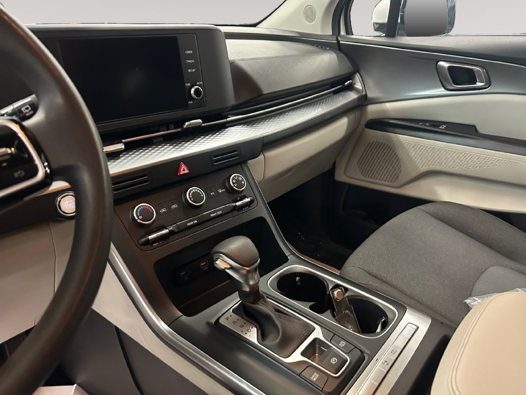 Used 2022 Kia Carnival LX FWD image 10