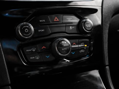 Used 2018 Chrysler 300 S AWD/4WD image 23