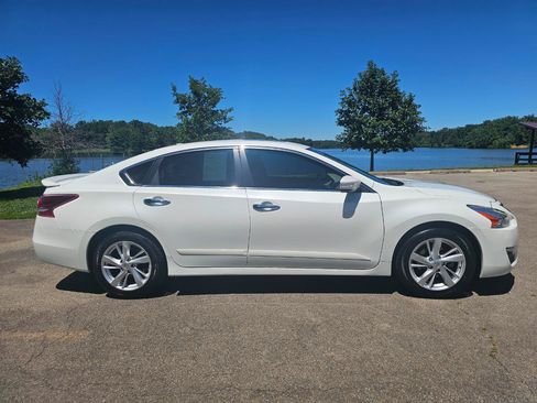 Used 2013 Nissan Altima 2.5 SL w/ Technology Pkg FWD image 3