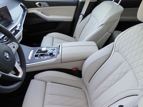 Used 2026 BMW X7 xDrive40i w/ Executive Package image 11