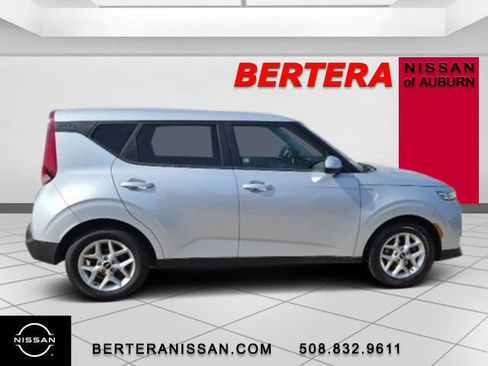 Used 2020 Kia Soul S image 2