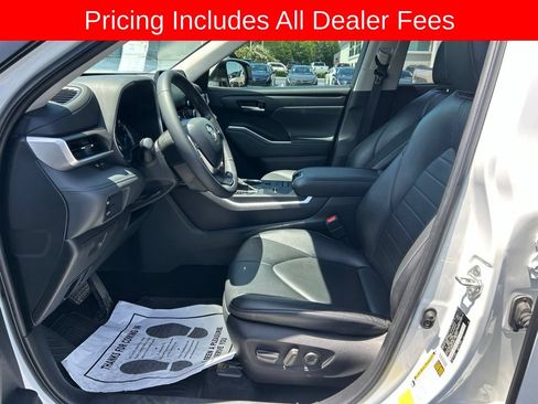 Used 2022 Toyota Highlander XLE FWD image 2