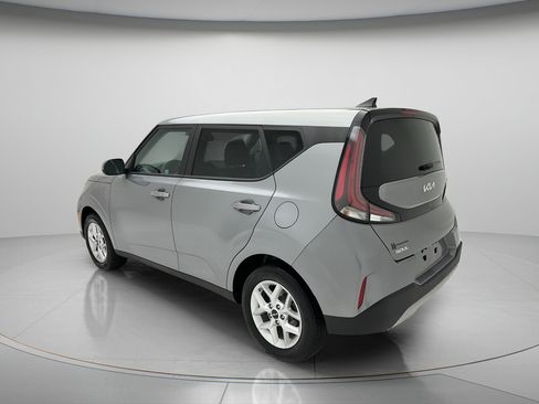 Used 2025 Kia Soul LX w/ LX Technology Package FWD image 4
