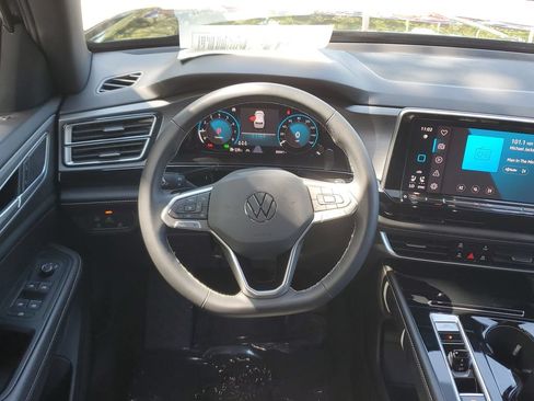 Certified 2024 Volkswagen Atlas Cross Sport SE FWD image 20
