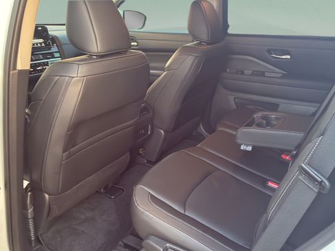 Used 2025 Nissan Pathfinder SL FWD image 20