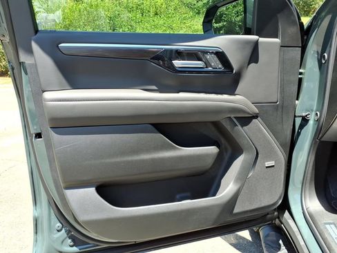 New 2026 Chevrolet Suburban Z71 w/ Z71 Off-Road Package AWD/4WD image 19