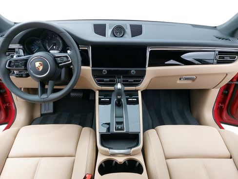 Certified 2025 Porsche Macan image 11
