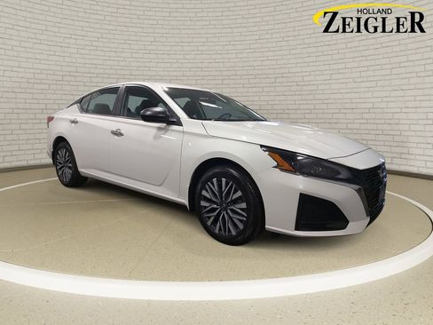 Used 2024 Nissan Altima 2.5 SV AWD/4WD image 3