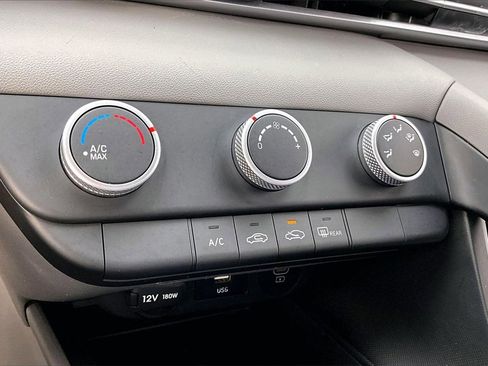 Used 2024 Hyundai Elantra SE image 31