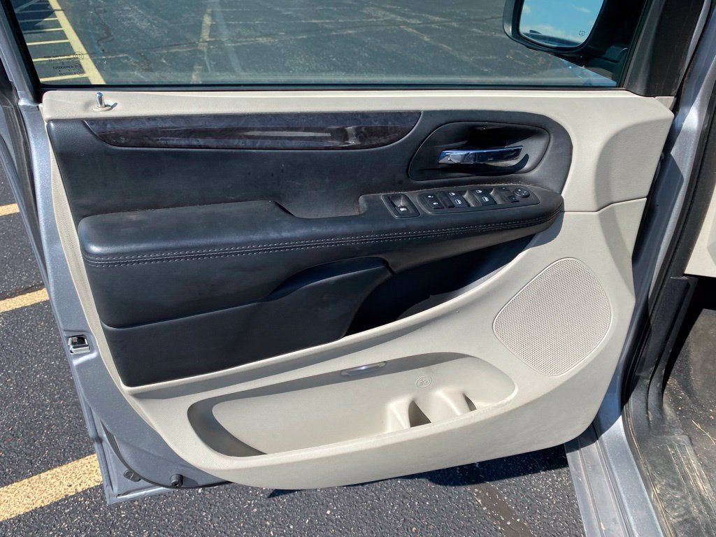 Used 2018 Dodge Grand Caravan SE w/ UConnect Hands-Free Group FWD image 11
