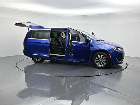 Used 2020 Chrysler Pacifica Limited FWD image 57