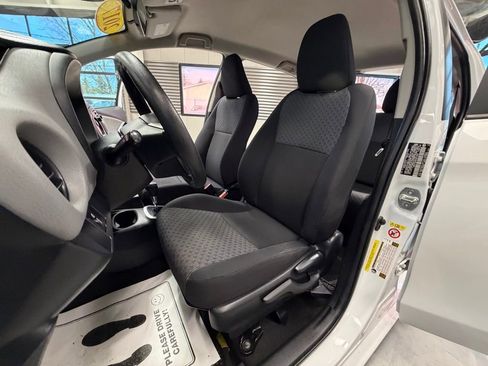 Used 2017 Toyota Yaris L image 7