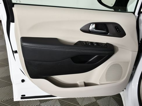 Used 2024 Chrysler Pacifica Touring-L FWD image 25