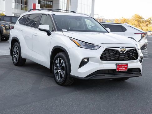 Certified 2026 Toyota Highlander XLE AWD/4WD image 3