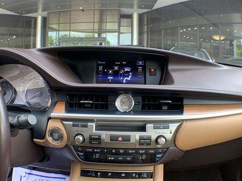 Used 2016 Lexus ES 350 w/ Luxury Package w/Wood Trim FWD image 11