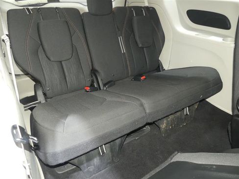 Used 2018 Chrysler Pacifica LX image 26