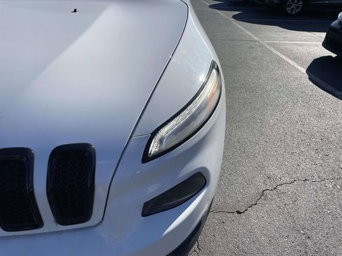 Used 2016 Jeep Cherokee Sport image 13